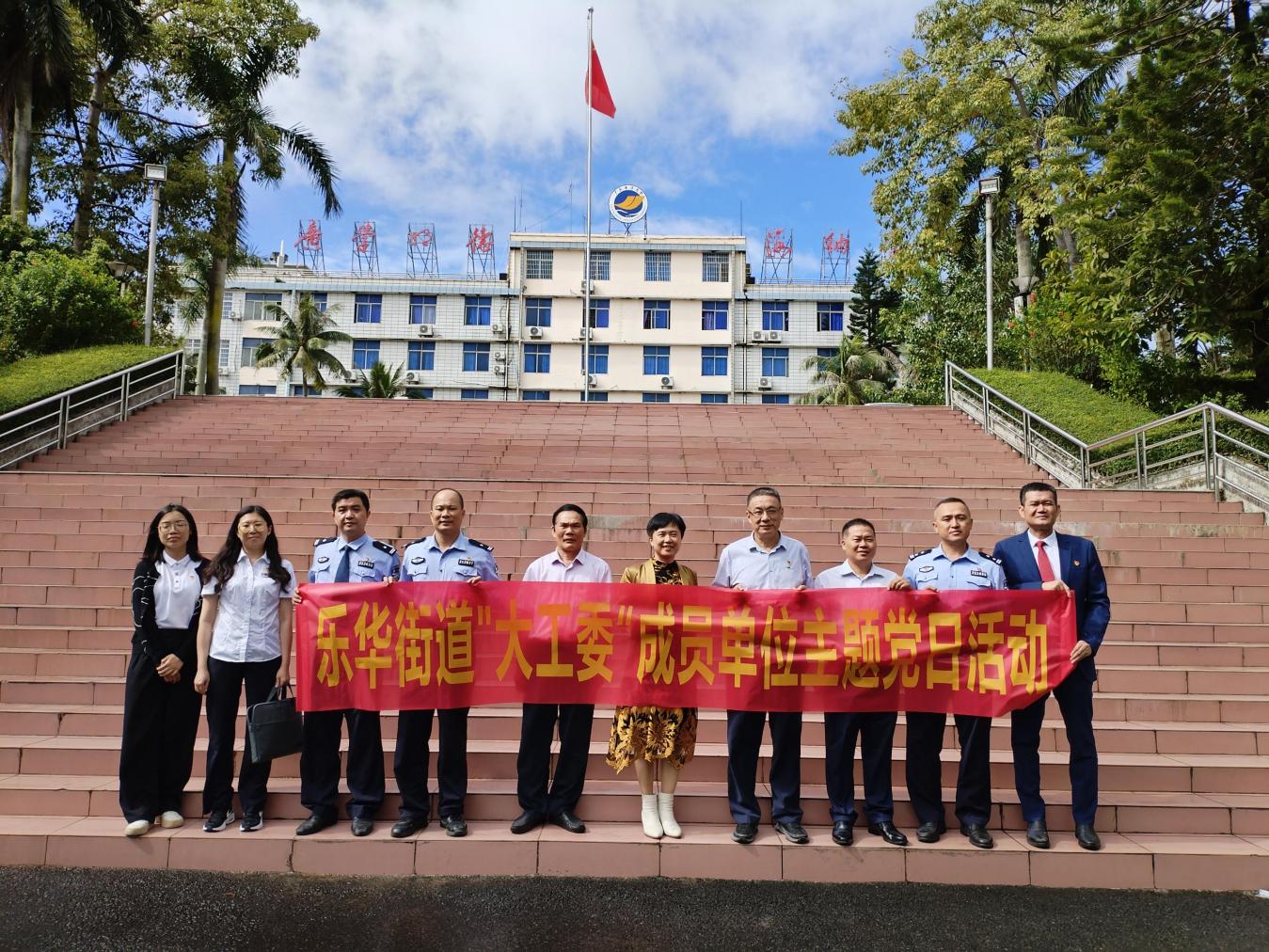 说明: 参会领导参观模拟器